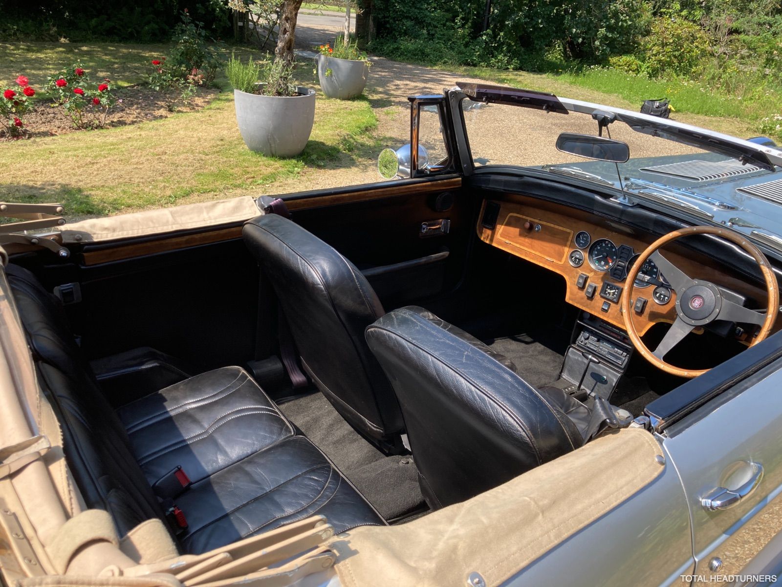 INTERIOR OF THE ROYAL DOUBLE SIX